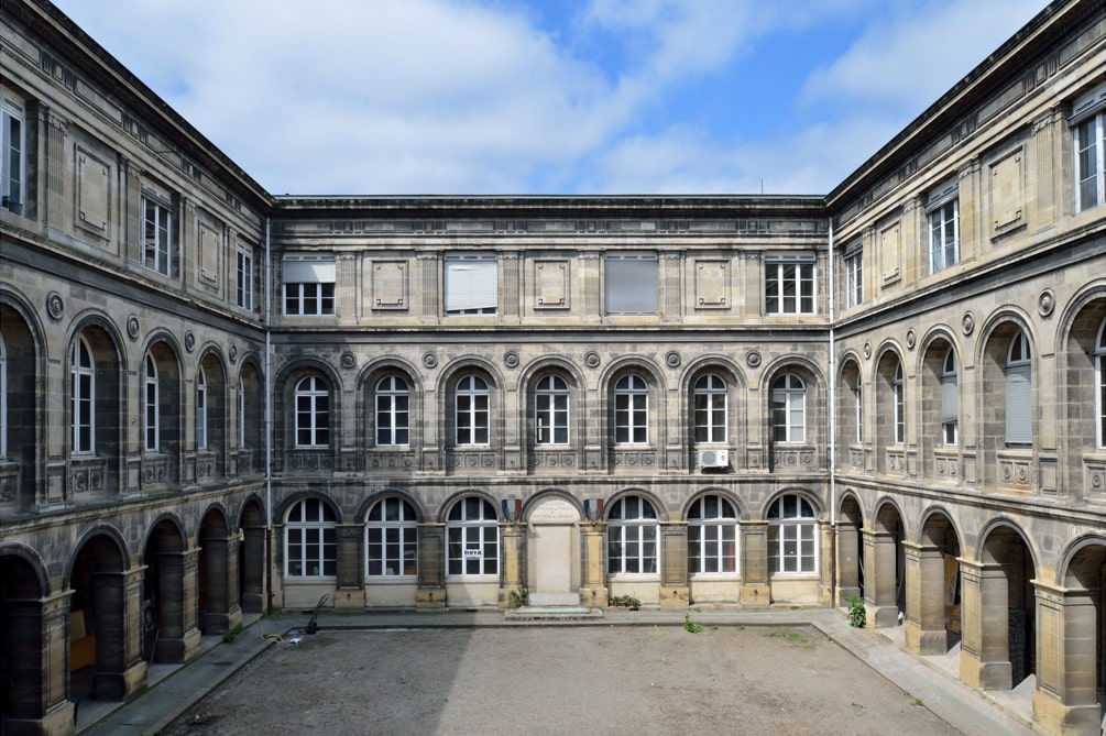 En images - cours intérieure du bâtiment Castéja