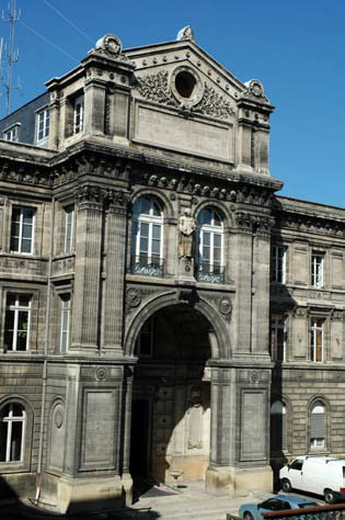 photo de la façade du bâtiment rue Castéja