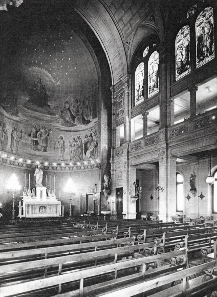 Photographie en noir et blanc de la chapelle